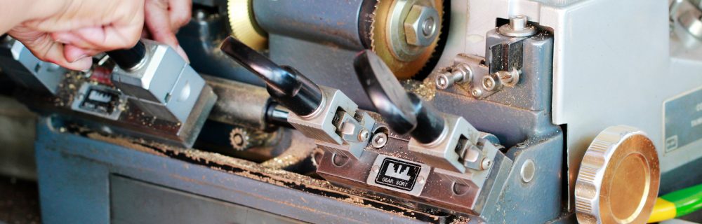 locksmith  duplicating key using copy key machine